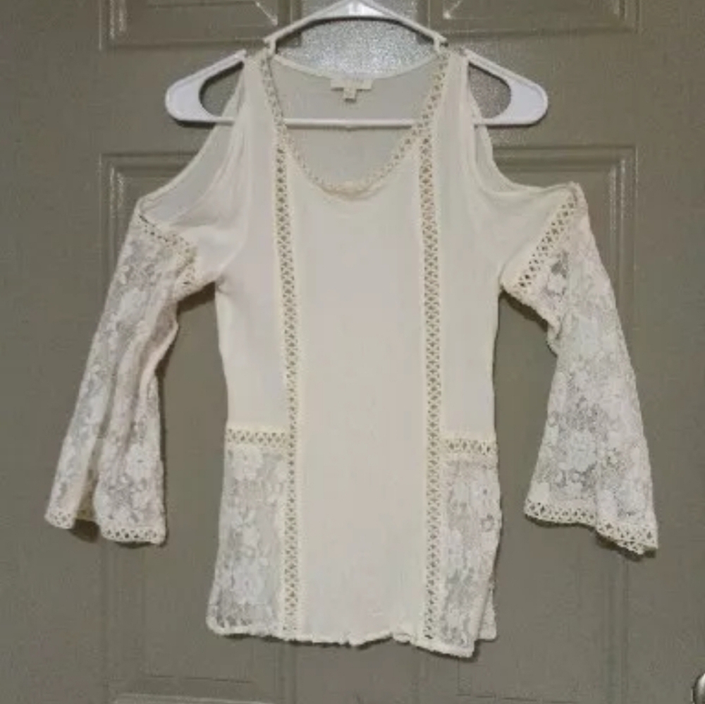 umgee tops Cold Shoulder Size S